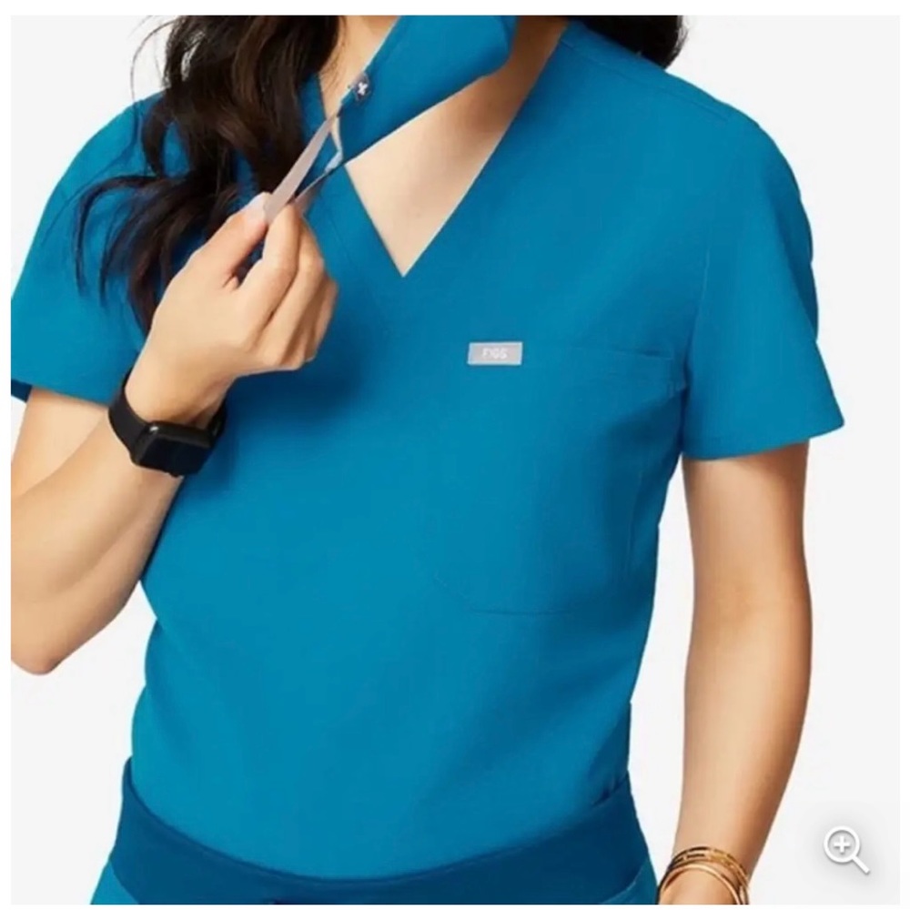 Figs scrub top